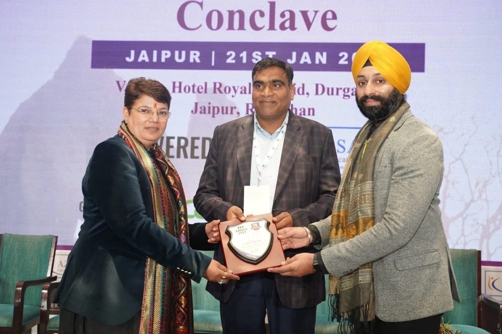 Dr. Naval Singh Jain receiving the EEC Award 2023 for Top Education Leadership, Education Conclave, Jaipur