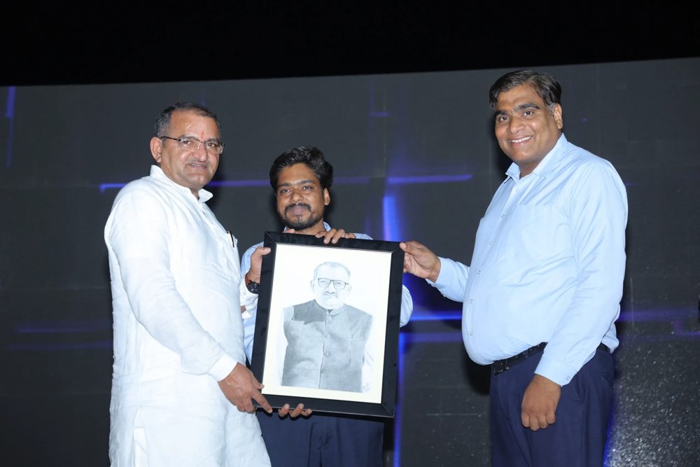 Presenting a portrait to Shri Nimbaram Ji — RSS Rajasthan Prant
